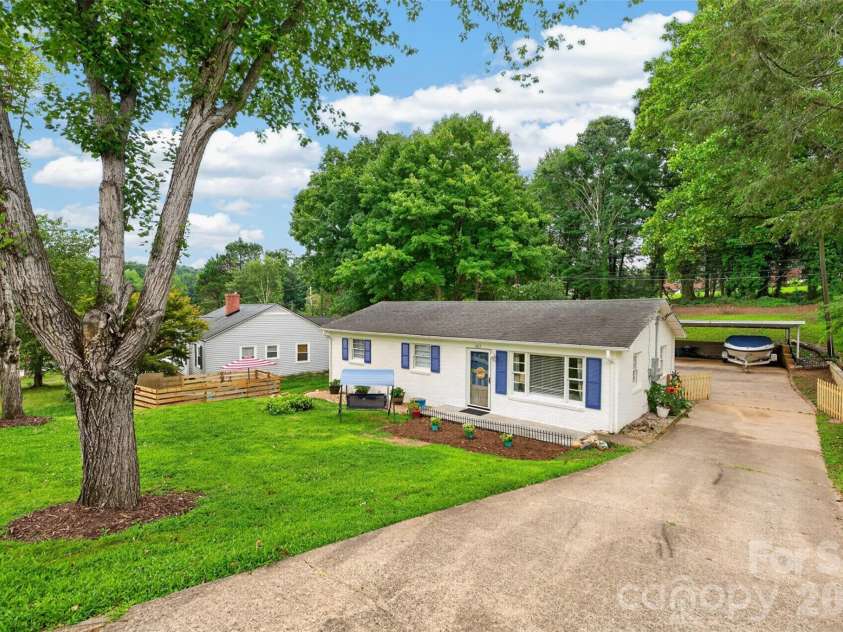 1063 14th Avenue, Hickory, NC 28601.  MLS# CAR4416807, YatesRealty ID 46627. 