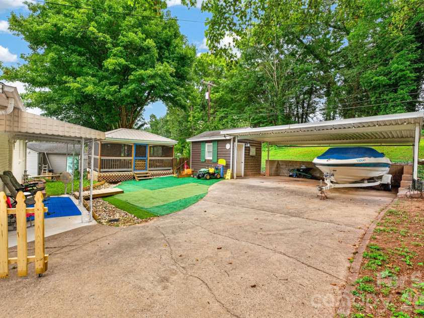 1063 14th Avenue, Hickory, NC 28601.  MLS# CAR4416807, YatesRealty ID 46627. 