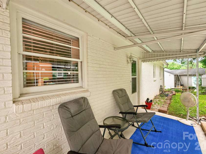 1063 14th Avenue, Hickory, NC 28601.  MLS# CAR4416807, YatesRealty ID 46627. 