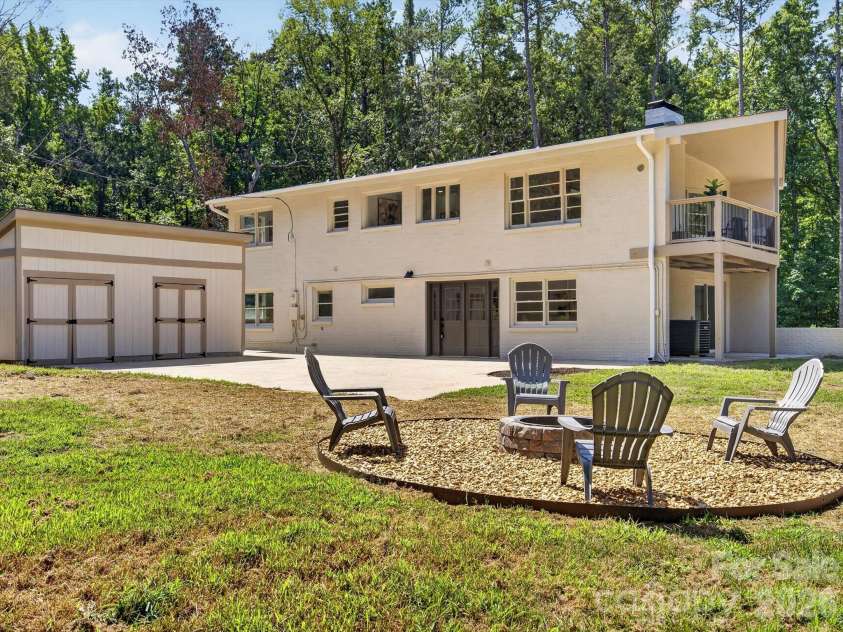 2532 Sam Newell Road, Matthews, NC 28105.  MLS# CAR4416566, YatesRealty ID 46630. Ample Space to gather and play outdoors.