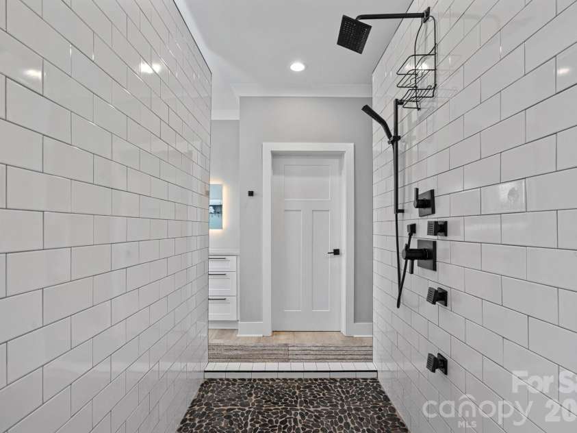 135 Surfside Lane, Mooresville, NC 28117.  MLS# CAR4416350, YatesRealty ID 46631. 
