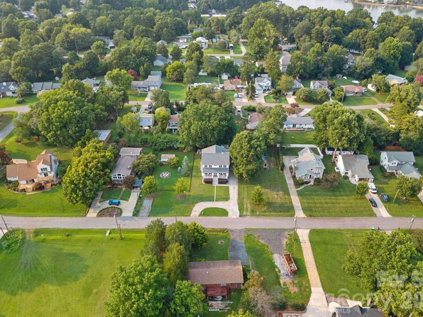 135 Surfside Lane, Mooresville, NC 28117.  MLS# CAR4416350, YatesRealty ID 46631. 