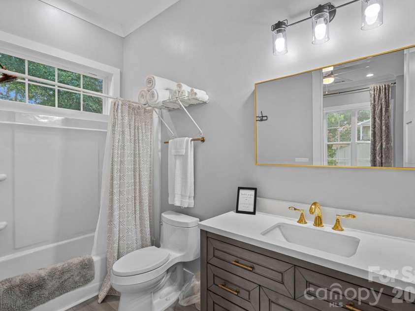 135 Surfside Lane, Mooresville, NC 28117.  MLS# CAR4416350, YatesRealty ID 46631. Guest Bath
