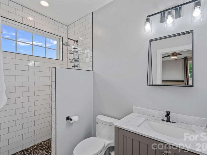 135 Surfside Lane, Mooresville, NC 28117.  MLS# CAR4416350, YatesRealty ID 46631. Guest Bath