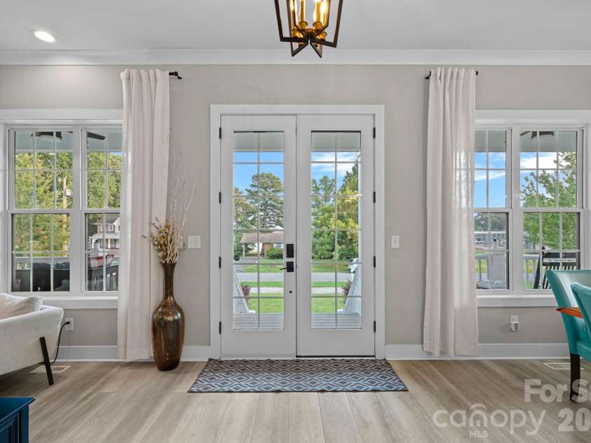 135 Surfside Lane, Mooresville, NC 28117.  MLS# CAR4416350, YatesRealty ID 46631. Welcoming Entry