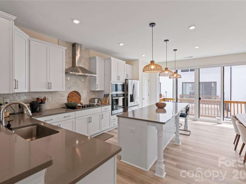 2414 Magnolia Blossom Way, Charlotte, NC 28211.  MLS# CAR4412045, YatesRealty ID 46633. 