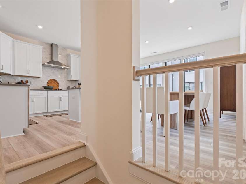 2414 Magnolia Blossom Way, Charlotte, NC 28211.  MLS# CAR4412045, YatesRealty ID 46633. Middle Level Landing