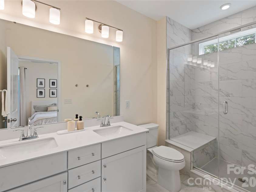 2414 Magnolia Blossom Way, Charlotte, NC 28211.  MLS# CAR4412045, YatesRealty ID 46633. Primary Ensuite 1