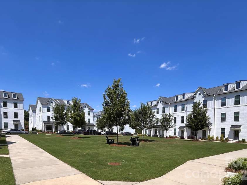 2414 Magnolia Blossom Way, Charlotte, NC 28211.  MLS# CAR4412045, YatesRealty ID 46633. Spacious Courtyard