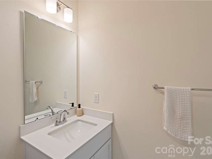 2414 Magnolia Blossom Way, Charlotte, NC 28211.  MLS# CAR4412045, YatesRealty ID 46633. Third level shared Full Bath