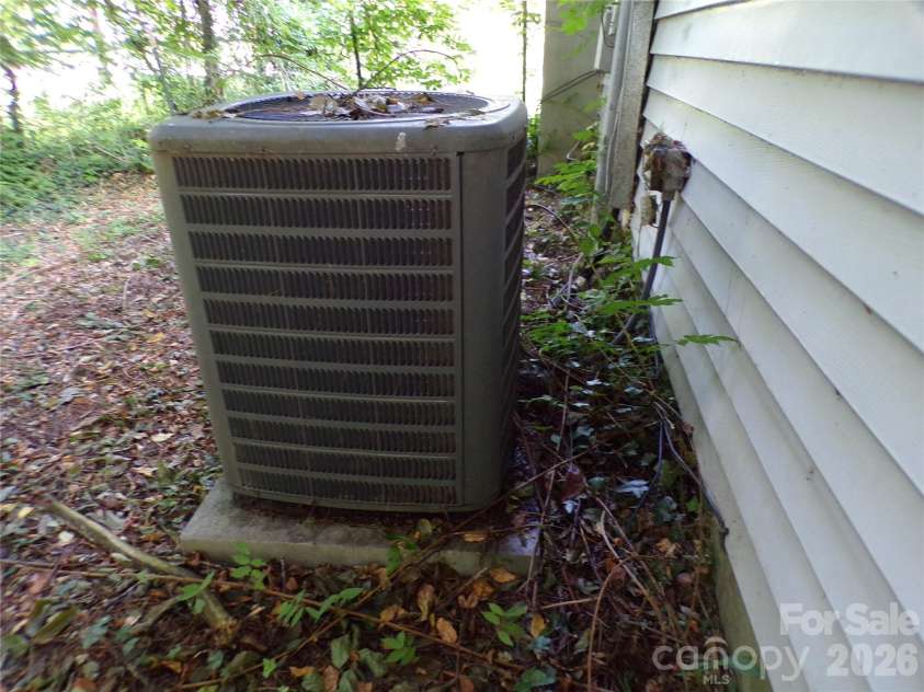 2131 Somerset Drive, Hendersonville, NC 28791.  MLS# CAR4417277, YatesRealty ID 46640. AC