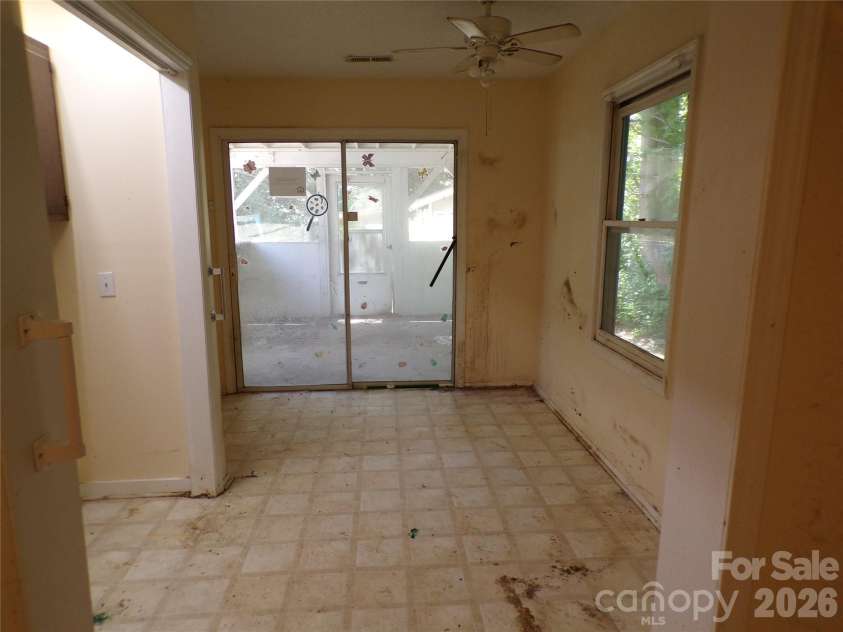 2131 Somerset Drive, Hendersonville, NC 28791.  MLS# CAR4417277, YatesRealty ID 46640. Dining area