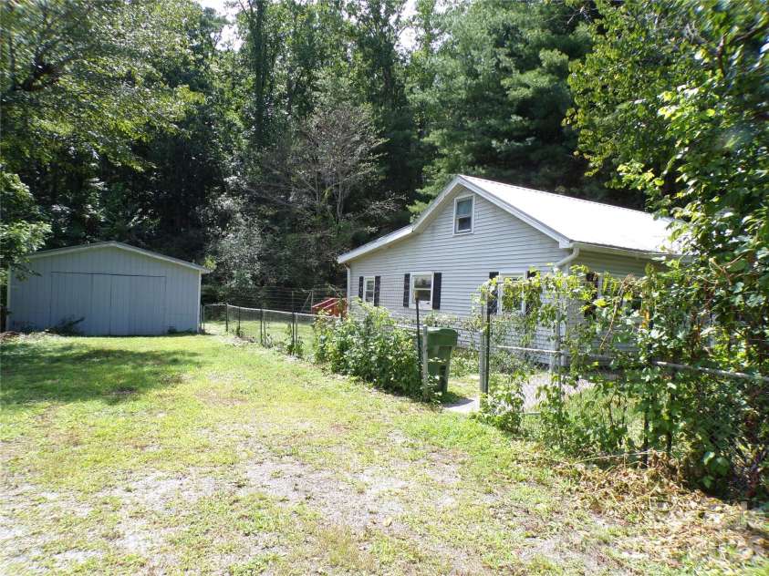 2131 Somerset Drive, Hendersonville, NC 28791.  MLS# CAR4417277, YatesRealty ID 46640. Driveway and left side view