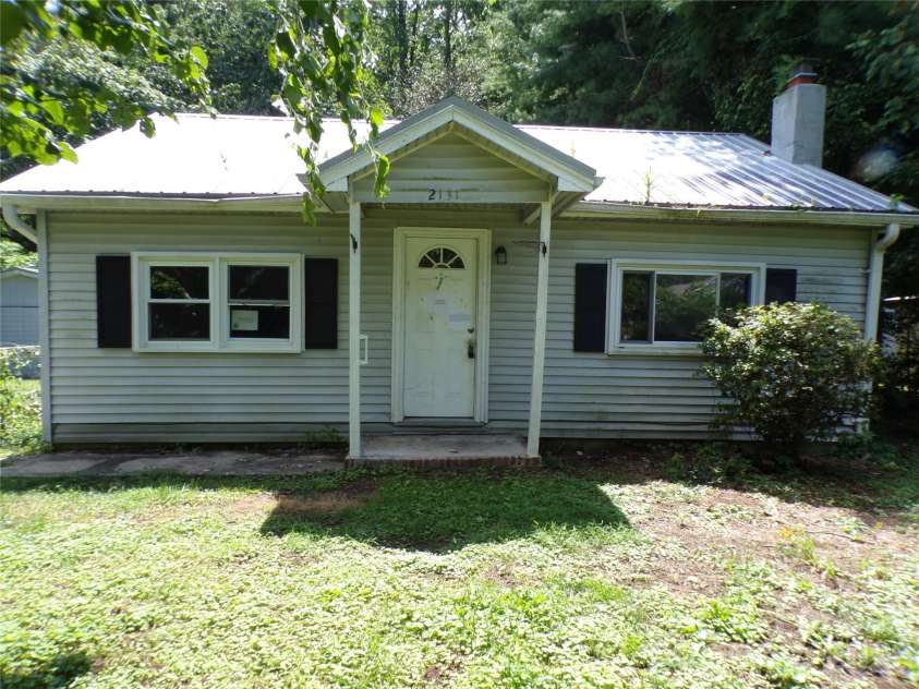 2131 Somerset Drive, Hendersonville, NC 28791.  MLS# CAR4417277, YatesRealty ID 46640. Front View