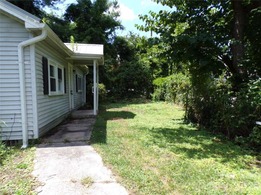 2131 Somerset Drive, Hendersonville, NC 28791.  MLS# CAR4417277, YatesRealty ID 46640. Front yard