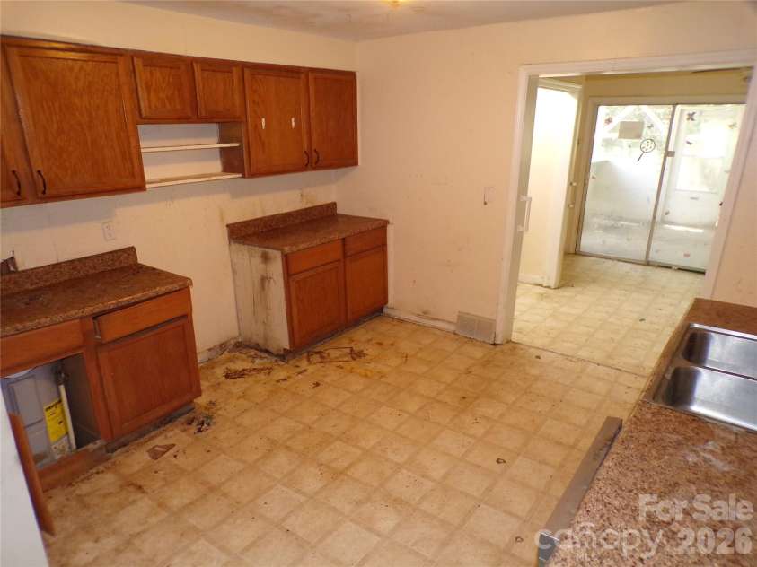 2131 Somerset Drive, Hendersonville, NC 28791.  MLS# CAR4417277, YatesRealty ID 46640. Kitchen