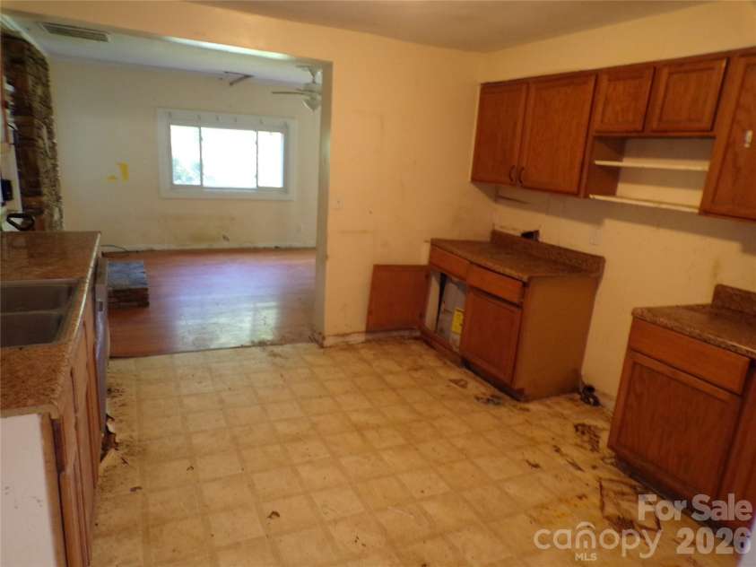 2131 Somerset Drive, Hendersonville, NC 28791.  MLS# CAR4417277, YatesRealty ID 46640. Kitchen