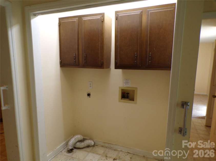 2131 Somerset Drive, Hendersonville, NC 28791.  MLS# CAR4417277, YatesRealty ID 46640. Laundry area located in dining area
