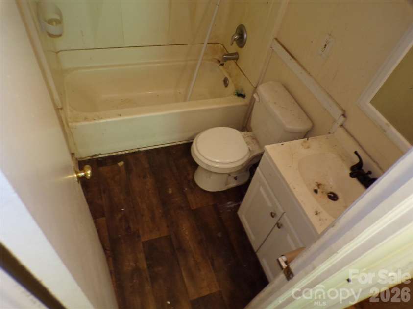 2131 Somerset Drive, Hendersonville, NC 28791.  MLS# CAR4417277, YatesRealty ID 46640. Main bathroom