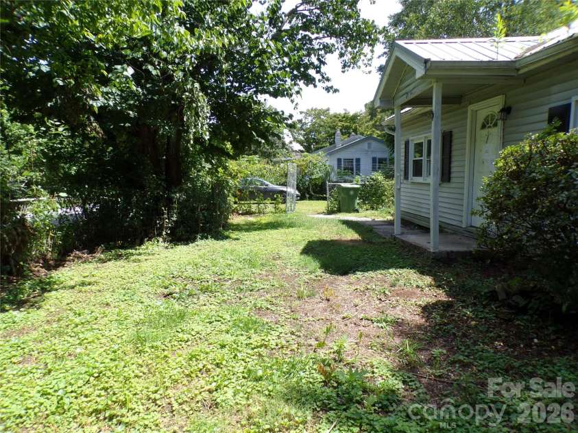2131 Somerset Drive, Hendersonville, NC 28791.  MLS# CAR4417277, YatesRealty ID 46640. Opposing front yard view