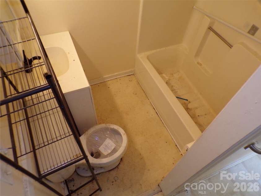 2131 Somerset Drive, Hendersonville, NC 28791.  MLS# CAR4417277, YatesRealty ID 46640. Primary bathroom