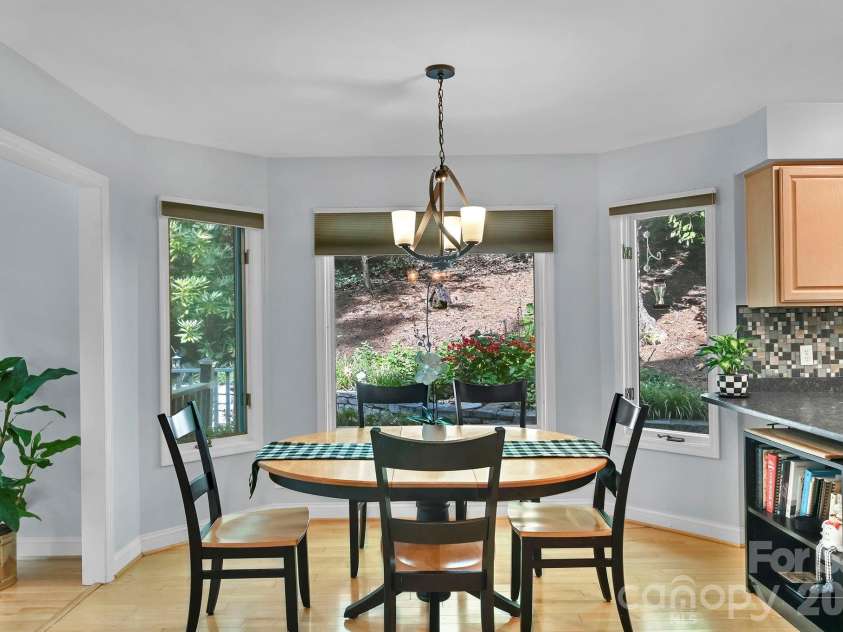25 Weston Heights Drive, Asheville, NC 28803.  MLS# CAR4417799, YatesRealty ID 46650. Breakfast area