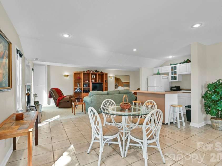 25 Weston Heights Drive, Asheville, NC 28803.  MLS# CAR4417799, YatesRealty ID 46650. Dining area