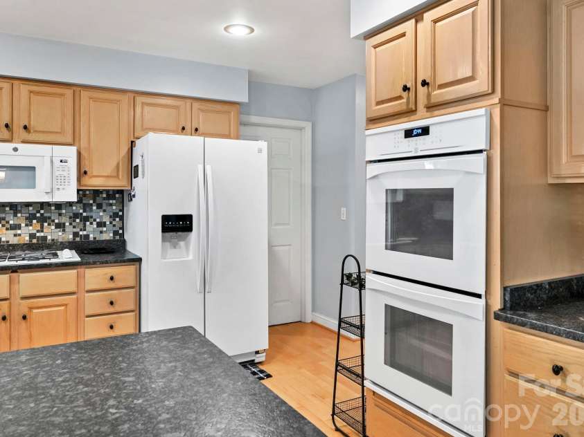25 Weston Heights Drive, Asheville, NC 28803.  MLS# CAR4417799, YatesRealty ID 46650. Double ovens