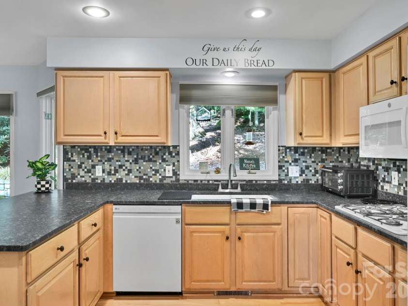 25 Weston Heights Drive, Asheville, NC 28803.  MLS# CAR4417799, YatesRealty ID 46650. Kitchen