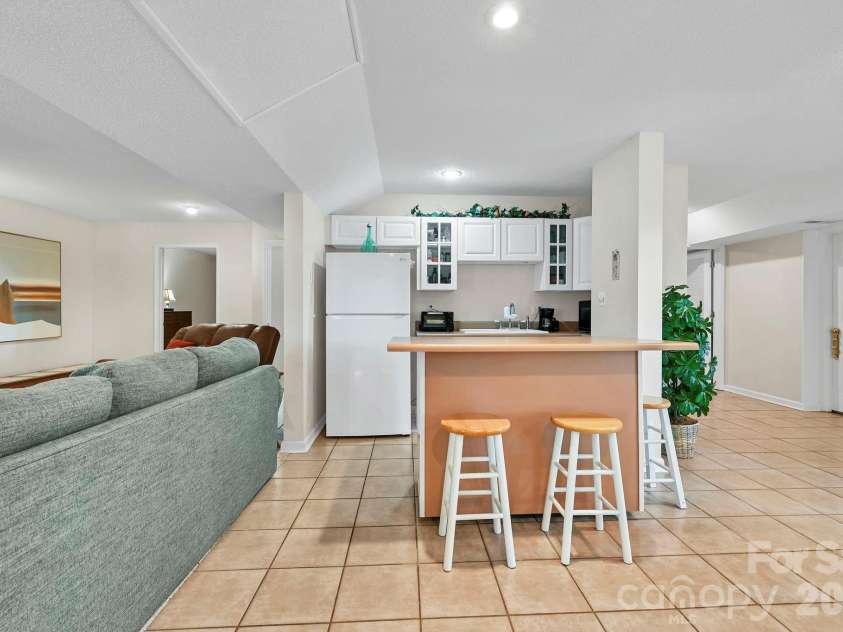 25 Weston Heights Drive, Asheville, NC 28803.  MLS# CAR4417799, YatesRealty ID 46650. Kitchenette