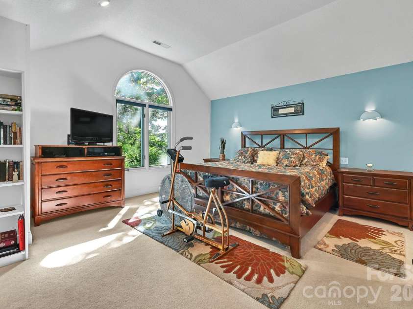 25 Weston Heights Drive, Asheville, NC 28803.  MLS# CAR4417799, YatesRealty ID 46650. Primary bedroom