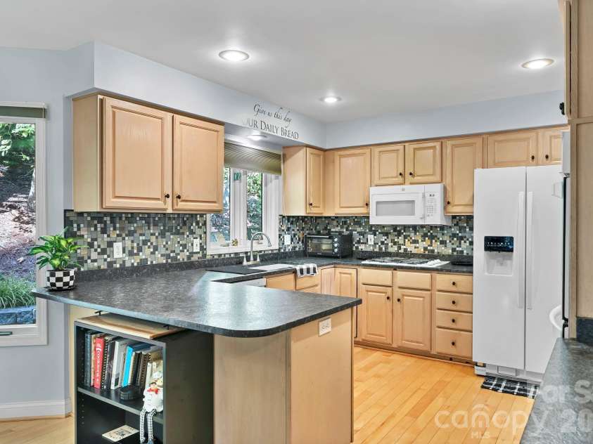 25 Weston Heights Drive, Asheville, NC 28803.  MLS# CAR4417799, YatesRealty ID 46650. Roomy kitchen