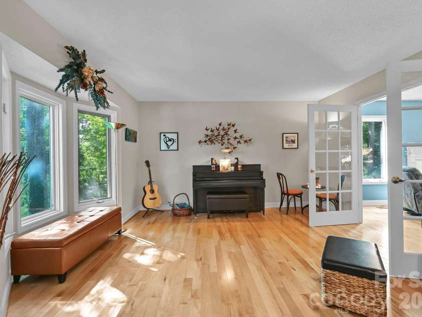 25 Weston Heights Drive, Asheville, NC 28803.  MLS# CAR4417799, YatesRealty ID 46650. Sitting room
