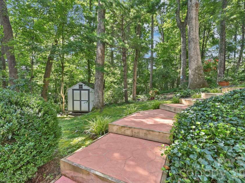 25 Weston Heights Drive, Asheville, NC 28803.  MLS# CAR4417799, YatesRealty ID 46650. Walkway