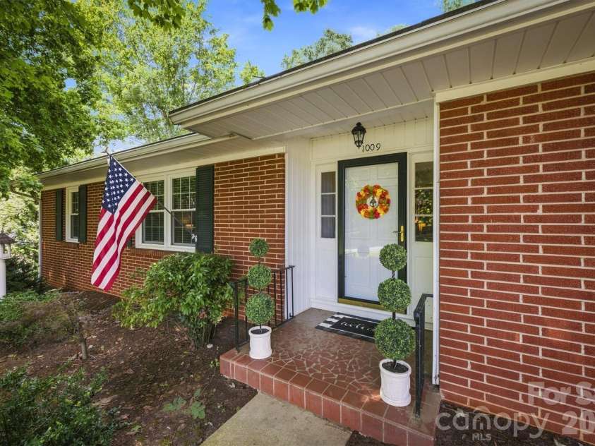 1009 Randolph Circle, Lenoir, NC 28645.  MLS# CAR4411611, YatesRealty ID 46655. 
