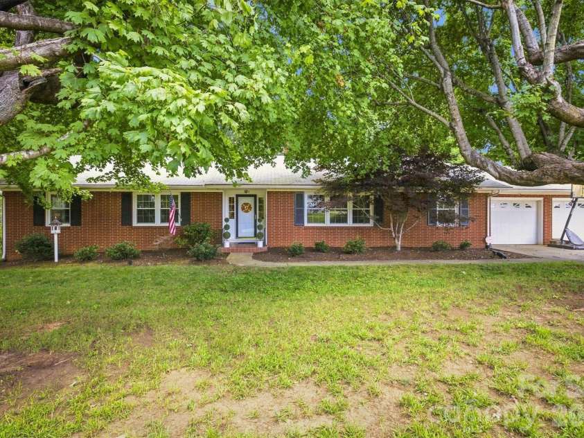1009 Randolph Circle, Lenoir, NC 28645.  MLS# CAR4411611, YatesRealty ID 46655. 