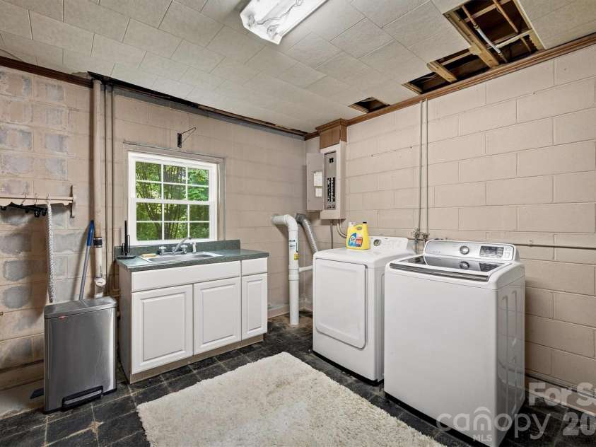 1009 Randolph Circle, Lenoir, NC 28645.  MLS# CAR4411611, YatesRealty ID 46655. 