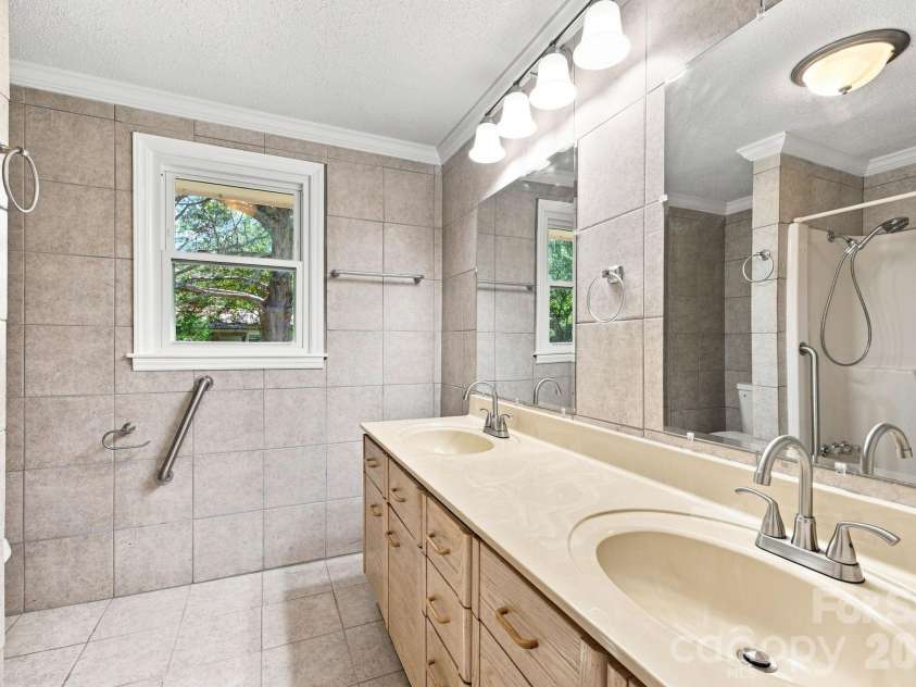 1021 Caldwell Avenue, Newton, NC 28658.  MLS# CAR4417463, YatesRealty ID 46656. Hall bath