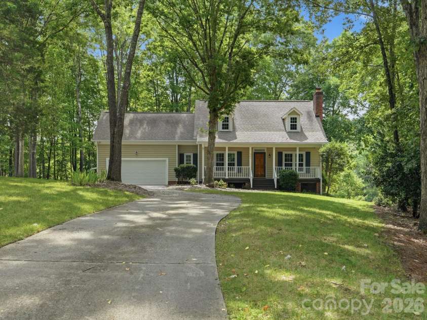401 Brenwyck Court, Matthews, NC 28105.  MLS# CAR4409001, YatesRealty ID 46659. 