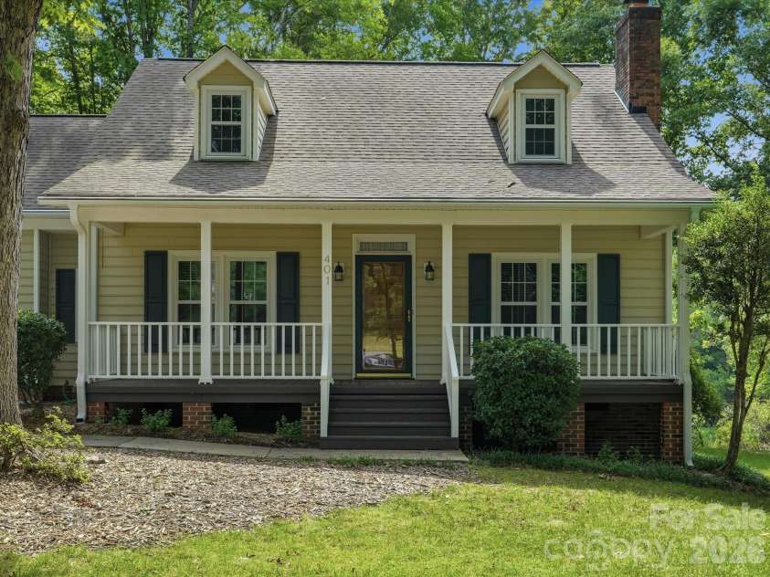 401 Brenwyck Court, Matthews, NC 28105.  MLS# CAR4409001, YatesRealty ID 46659. 