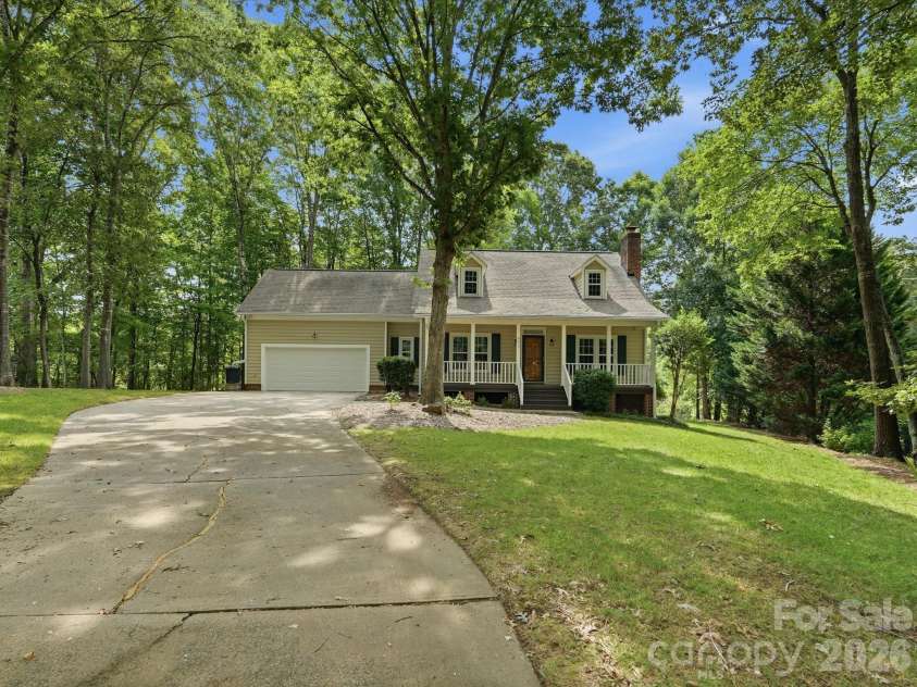 401 Brenwyck Court, Matthews, NC 28105.  MLS# CAR4409001, YatesRealty ID 46659. 