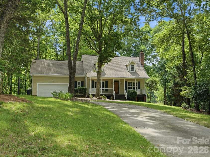 401 Brenwyck Court, Matthews, NC 28105.  MLS# CAR4409001, YatesRealty ID 46659. 