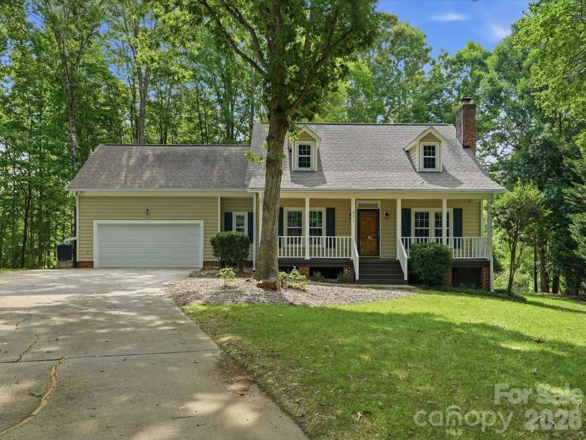 401 Brenwyck Court, Matthews, NC 28105.  MLS# CAR4409001, YatesRealty ID 46659. 