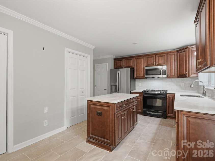 401 Brenwyck Court, Matthews, NC 28105.  MLS# CAR4409001, YatesRealty ID 46659. 