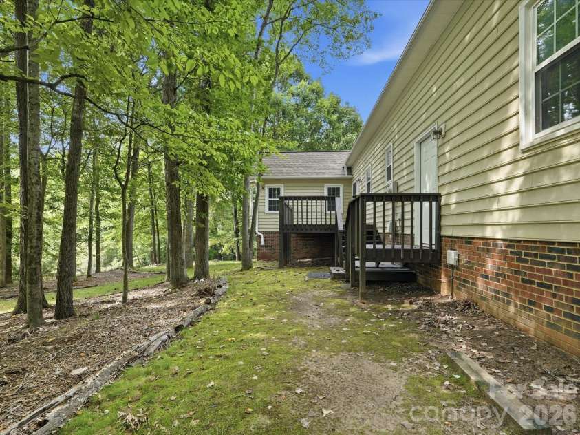 401 Brenwyck Court, Matthews, NC 28105.  MLS# CAR4409001, YatesRealty ID 46659. 