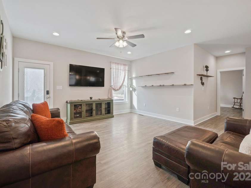 1544 Farmington Hills Drive, Conover, NC 28613.  MLS# CAR4213585, YatesRealty ID 4666. 