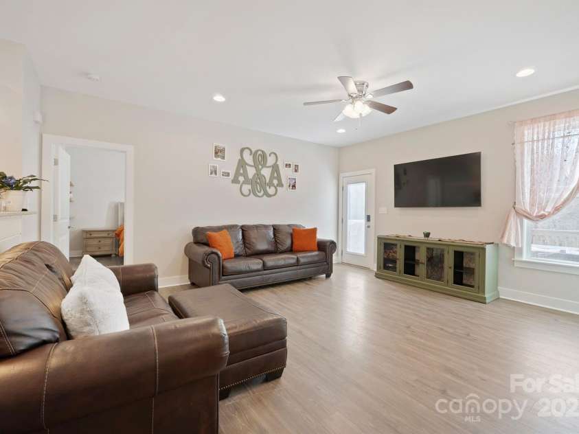 1544 Farmington Hills Drive, Conover, NC 28613.  MLS# CAR4213585, YatesRealty ID 4666. 