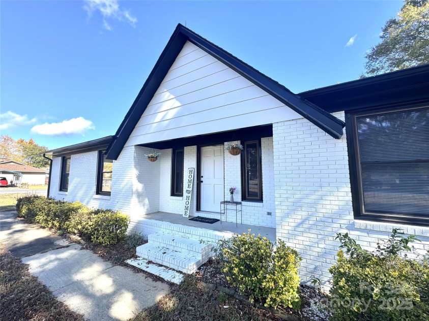 425 Acorn Oaks Drive, Salisbury, NC 28146.  MLS# CAR4317106, YatesRealty ID 4666. 