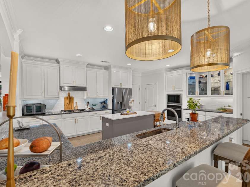725 Fawns Glen Place, Lake Wylie, SC 29710.  MLS# CAR4418002, YatesRealty ID 46664. Chef's Kitchen