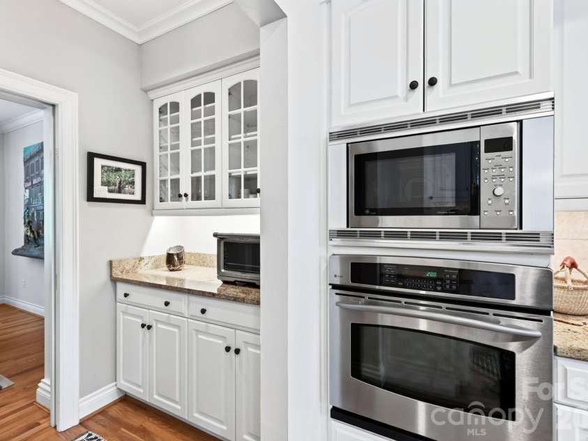 10 Blackberry Lane, Asheville, NC 28804.  MLS# CAR4414280, YatesRealty ID 46670. 